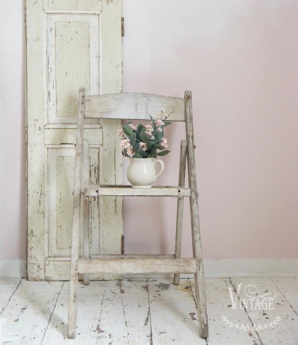Roze-krijtverf-pastel-roze-faded-roze-krijtverf-aanbrengen-romantisch-industrieel-interieur-krijtverf-meubels-krijtverf-muur-woonkamer