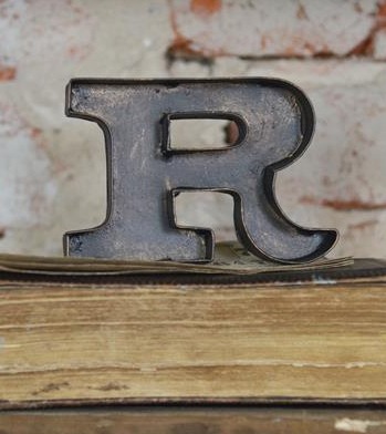 r-teken-metalen-letters